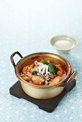 냄비에 담아 깻잎과 느타리버섯을 올린 닭볶음탕 