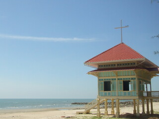 Part of Maruekhathaiyawan Palace stretches out to the beach line near the sea.