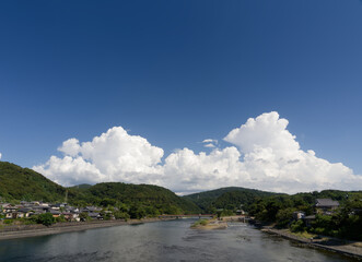 積乱雲と青空の夏の宇治川の風景