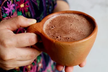 Schilderijen op glas Frothy Guatemalan traditional hot chocolate in a clay cup © nobito_gt