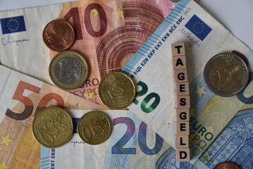 Das Wort Tagesgeld mit Euroscheinen 
