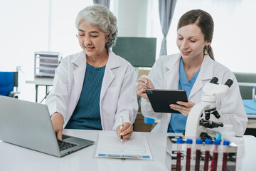 Obraz premium Scientists are doing research in a medical laboratory. Foreground researcher using a microscope