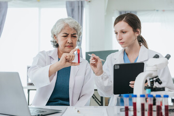 Obraz premium Scientists are doing research in a medical laboratory. Foreground researcher using a microscope