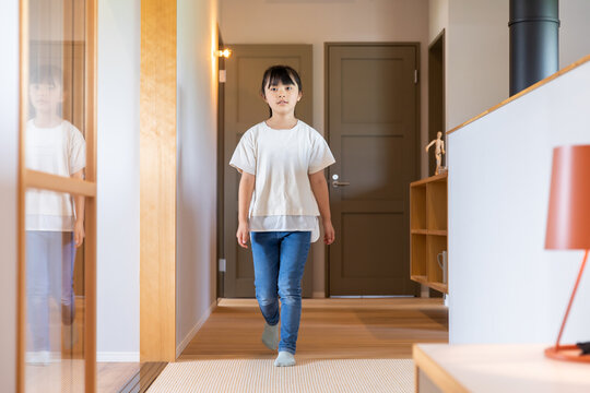 廊下を歩く女の子　girl Walking Down The Hallway