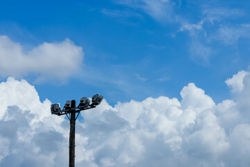 夏の空と照明器具