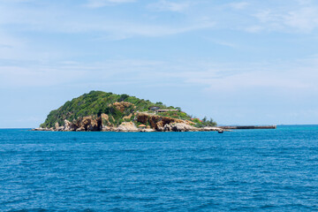 Fototapeta na wymiar Island with blue sea. Koh Larn, Pattaya, Thailand.