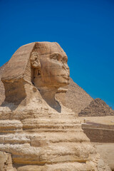 Esfinge famosa y las grandes pirámides en niebla y smog, Giza, El Cairo, Egipto