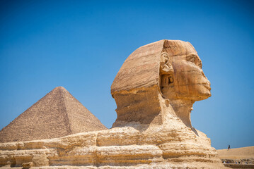 Esfinge famosa y las grandes pirámides en niebla y smog, Giza, El Cairo, Egipto