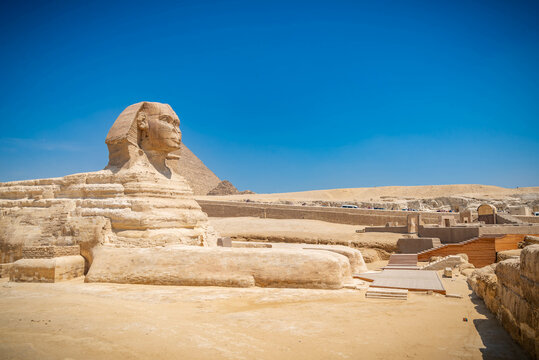 Esfinge famosa y las grandes pir&aacute;mides en niebla y smog, Giza, El Cairo, Egipto