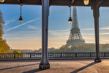 Paris France, sunrise city skyline at Eiffel Tower and Seine River Bir-Hakeim Bridge - obrazy, fototapety, plakaty