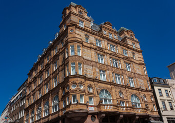 A view of a grand old building in London