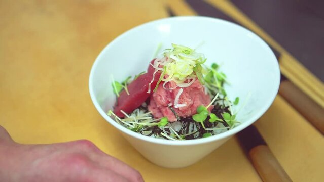 寿司職人の仕事｜マグロ丼を作る