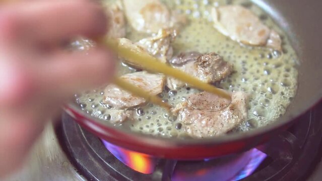 居酒屋の厨房｜肉を炒める