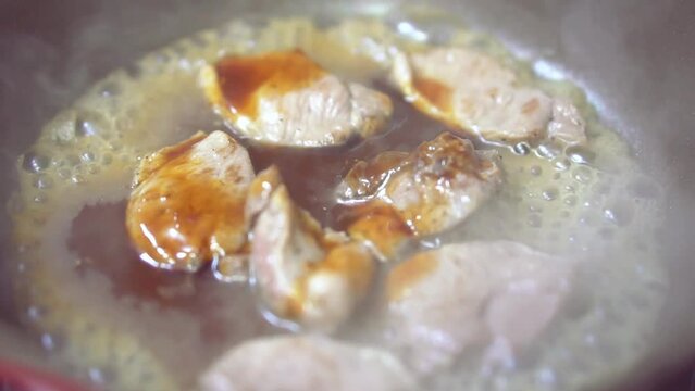 居酒屋の厨房｜肉を炒めてソースを掛ける