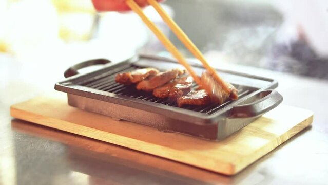 居酒屋の厨房｜肉を焼く
