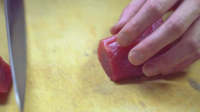 寿司職人の仕事｜鮪の赤身を包丁で切る