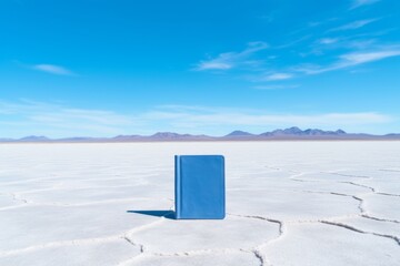 Mockup libro azul en el salar de Uyuni en Bolivia, mockup libro en un desierto de sal, mockup libreta en paisaje natural, 