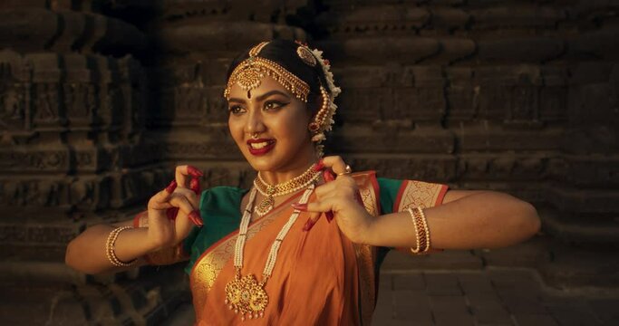 Close-Up of an Indian Female Dancer Displaying Symbolic Gesture with Expressive Face, Using Folkloric Dance to Tell a Story. Girl in Traditional Sari Showcasing the Art of Mudras Movement