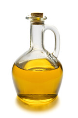 Oliwa z oliwek w butelce na białym tle