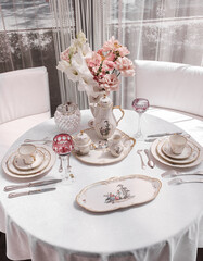 Elegant opulence in every detail: a unique antique Rosenthal table service, a testament to timeless beauty. 100 years of history in every cup