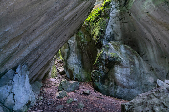 Eine H&ouml;hle, die oben offen ist und durch den Spalt Licht hereinl&auml;sst, mit Pflanzen bewachsen. Das Kirchle bei Dornbirn ist ein m&auml;rchenhafter Platz, verborgen im Wald auf einem H&uuml;gel. Felsbrocken und M