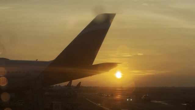 Pista de aeropuerto visto desde la ventana de un avi&oacute;n