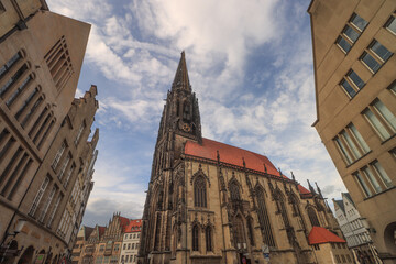 Blickfang in der Münsteraner Innenstadt; Lambertikirche gesehen vom Prinzipalmarkt