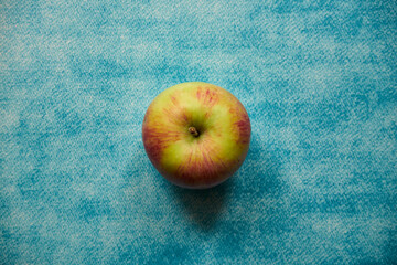 jabłko na stole  - obrazy, fototapety, plakaty