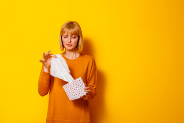 Ill woman holding box of paper tissues while having flu - obrazy, fototapety, plakaty