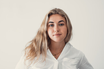 Obraz premium Close up overjoyed woman laughing, sitting on couch at home, head shot portrait young female chatting online with friends or relatives, looking at camera, having fun, making call or shooting video.
