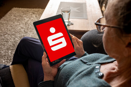 Sparkasse Logo Tablet Display Frau Hand halten