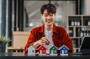 Young Korean male realtor suggest How to choose the right real estate agent, Compare real estate...