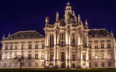 Naklejka premium Majestic architecture illuminated by street lights at dusk
