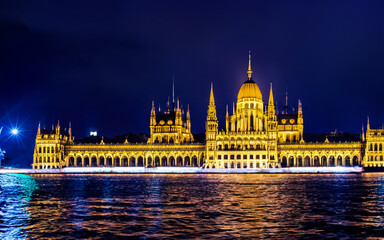 Fototapeta premium Majestic architecture illuminated by street lights at dusk