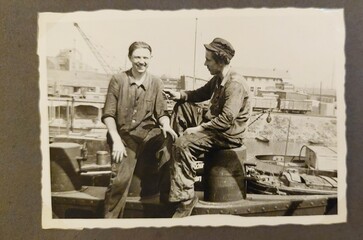 1950er: zwei Arbeiter auf einem Schiff