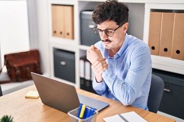 Naklejka premium Young caucasian man business worker suffering for wrist pain working at office