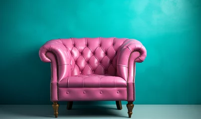 Tapeten pinkfarbenes Sofa vor grüner Wand © Jenny Sturm