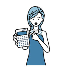 立って電卓を指差してこちらに向けて見せているドレスの女性