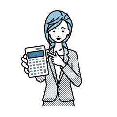 立って電卓を指差してこちらに向けて見せているスーツの女性