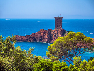 L' île d'or de Saint-Raphaël  au Printemps dans le Var.