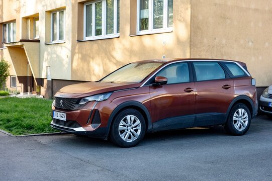 Brand new Peugeot 5008 SUV in brown bronze colour