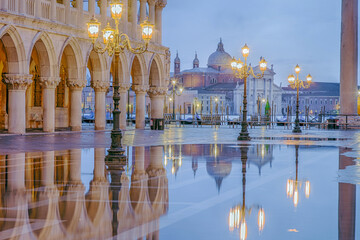 Markusplatz Venedig beleuchtet Hochwasser Spiegelung - 632170422