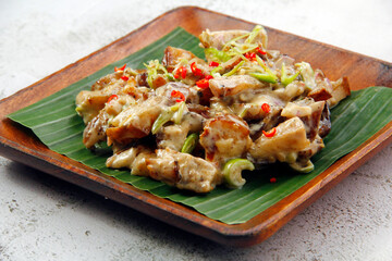 Freshly cooked Filipino food called Pork Dinakdakan