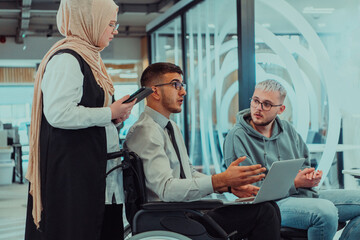 Obraz premium Young group of business people brainstorming together in a startup space, discussing business projects, investments, and solving challenges.