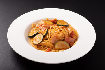 トマトソースのズッキーニとベーコンのパスタ