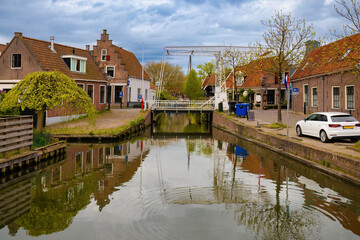 Obraz premium View of the Ketting Brug drawbridge crossing the canal in the city Edam, Netherlands