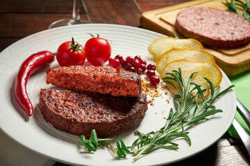 Beef patty with tomato and toasts

