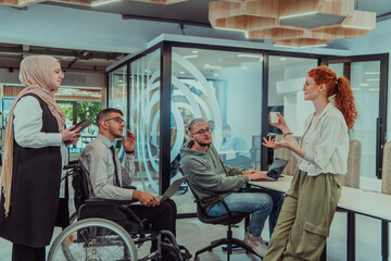 Naklejka premium Young group of business people brainstorming together in a startup space, discussing business projects, investments, and solving challenges.