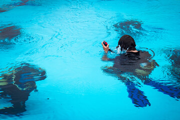 Alumnos de buceo reciben curso de Padi u Open en una piscina con equipo completo una mañana de...