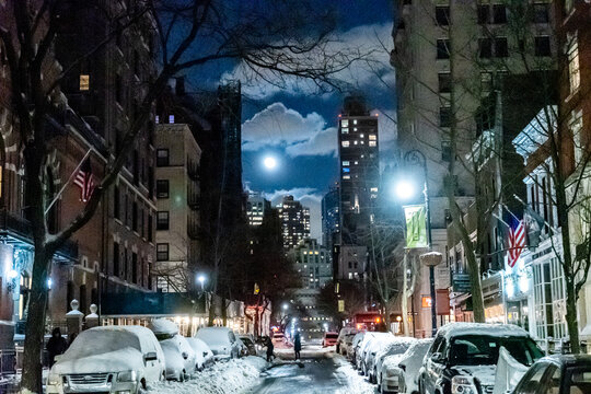 Fototapeta Looking up Montague Street on a cold night in Brooklyn Heights, Brooklyn, New York City, New York